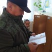 Читает памятку.jpg