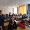 старшеклассни-ки смотрят видеоролик.jpg