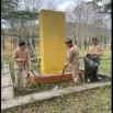 уборка памятника Красноармейцам волонтерами.jpg