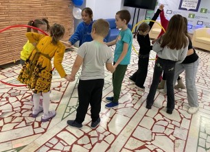 конкурсы с шарами. детский праздник на природе. реквизит для новогодних игр с детьми. весело прошли конкурсы. спортивный тимбилдинг для детей.