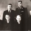 В. Жарников среди односельчан и родных в Преображение. Сидит вторая слева – его мать Жарникова Капитолина, стоит с ним рядом  Пермяков Андриан. 1958 г..jpg