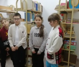 книжная выставка ко дню победы. книга о героях живущих в библиотеке. день защитника отечества книги. книга о героях живущих в библиотеке. книга о героях живущих в библиотеке.