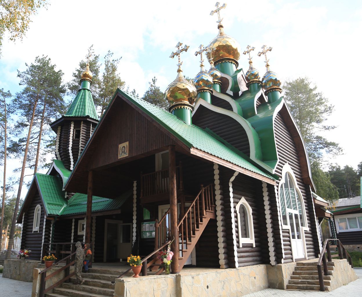 Церковь поселка новый. Верхняя Пышма кедровое храм. Храм в Кедровом Красноярск. Посёлок кедровое верхняя Пышма. Храм. Поселок кедровое, ул.