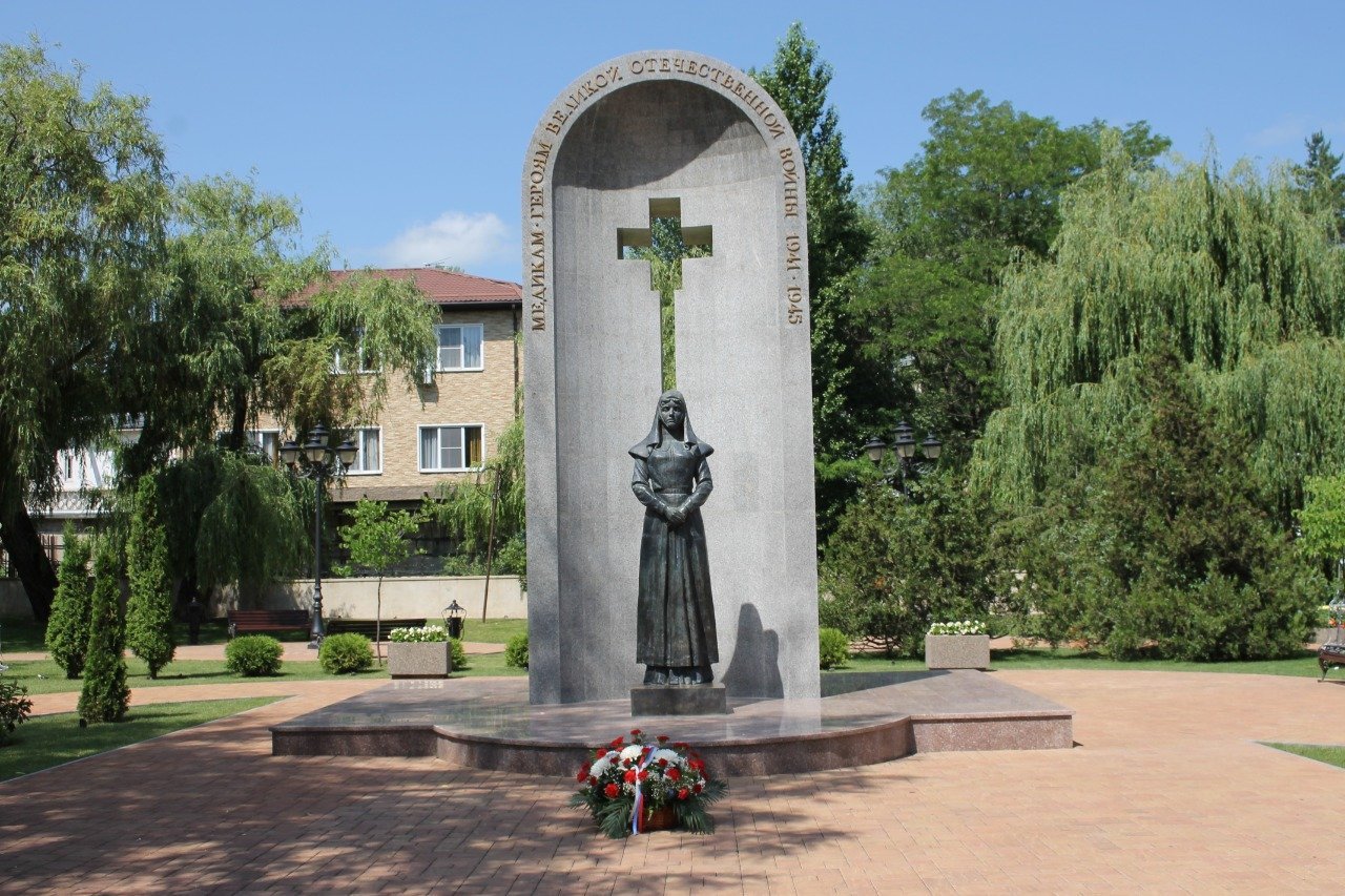 Памятник героям медикам Кисловодск. Памятник медработникам Кисловодск. Памятник медикам ВОВ Кисловодск. Памятник военным медикам Кисловодск.