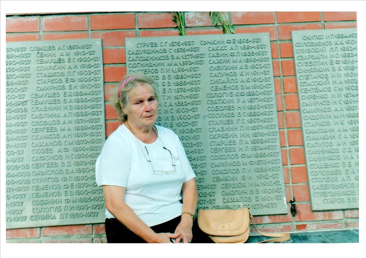 Новикова Е.В.  у захоронения.jpg