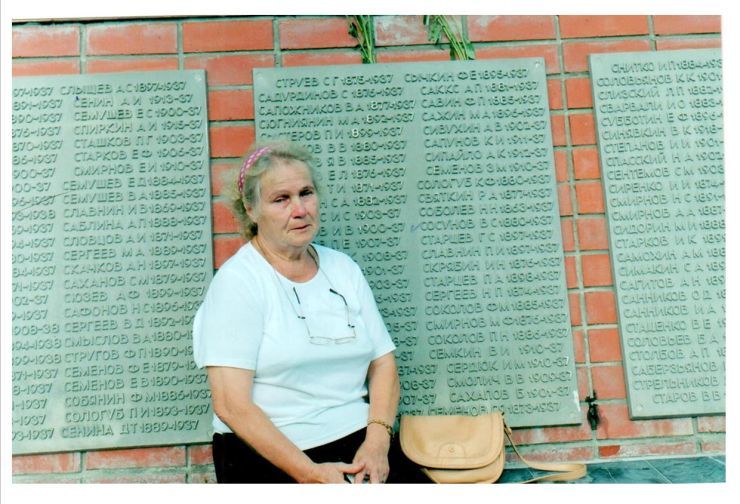 Новикова Е.В.  у захоронения.jpg